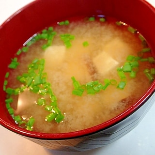 貝柱だしで　生椎茸とお豆腐のお味噌汁